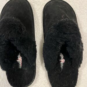 Minnetonka Black Women's Slippers size 9